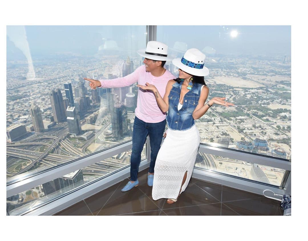 Durante su viaje, Edwin optó por un pantalón de mezclilla, misma tela que ocupó su esposa para su chaleco, además de usar un sombrero blanco.
