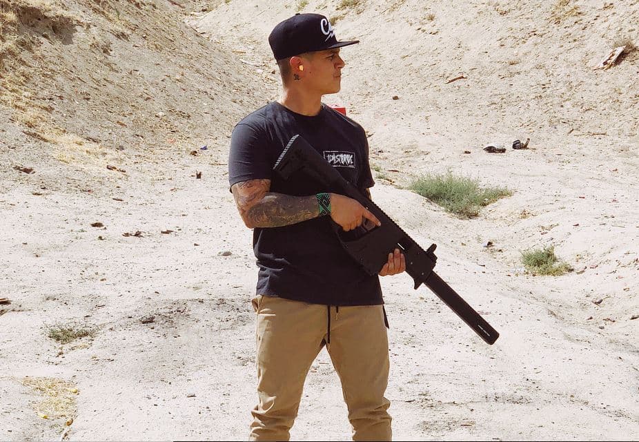 Régulo Caro con rifle