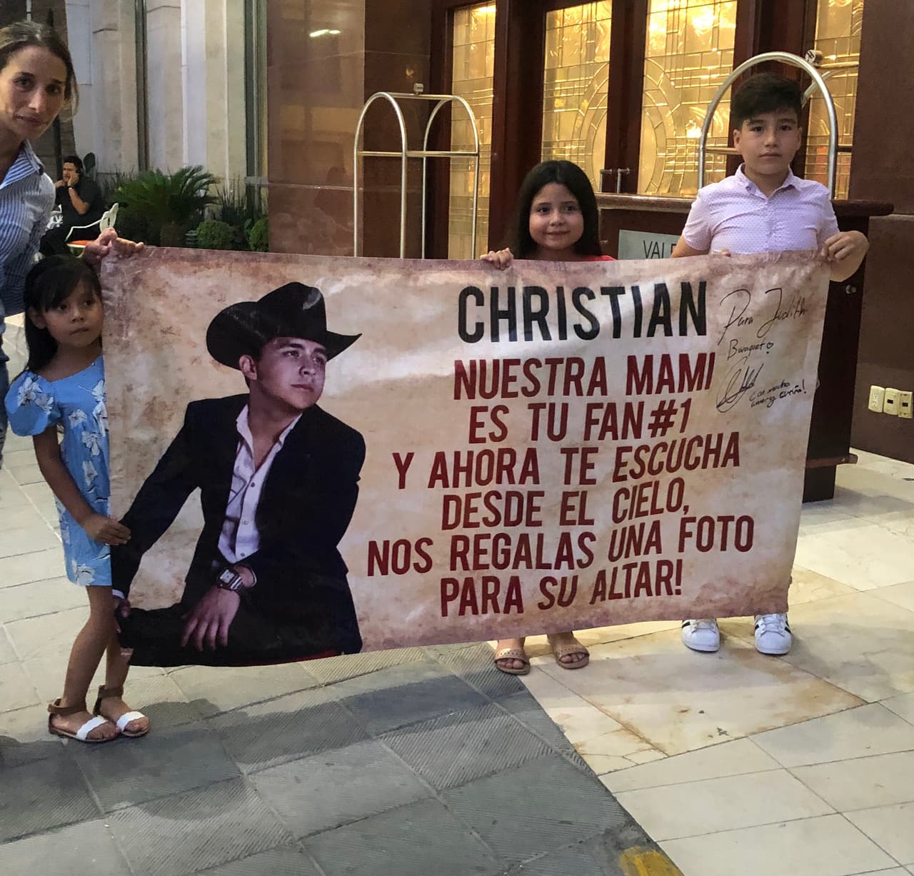 Las niñas deseaban que el cantante sonorense firmara una manta en honor a su mamá.