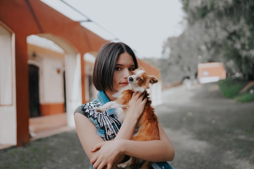 ¿Perro o gatos? "Los perros, obvio", respondió la cantante quien constantemente comparte historias y fotos al lado de sus mascotas.