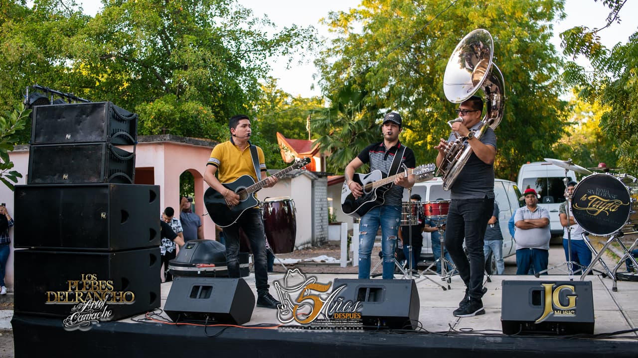 Entre las piezas que fueron interpretadas por Los Plebes del Rancho estuvieron "Te Metiste", "Hablemos" y "Rey de Corazones".