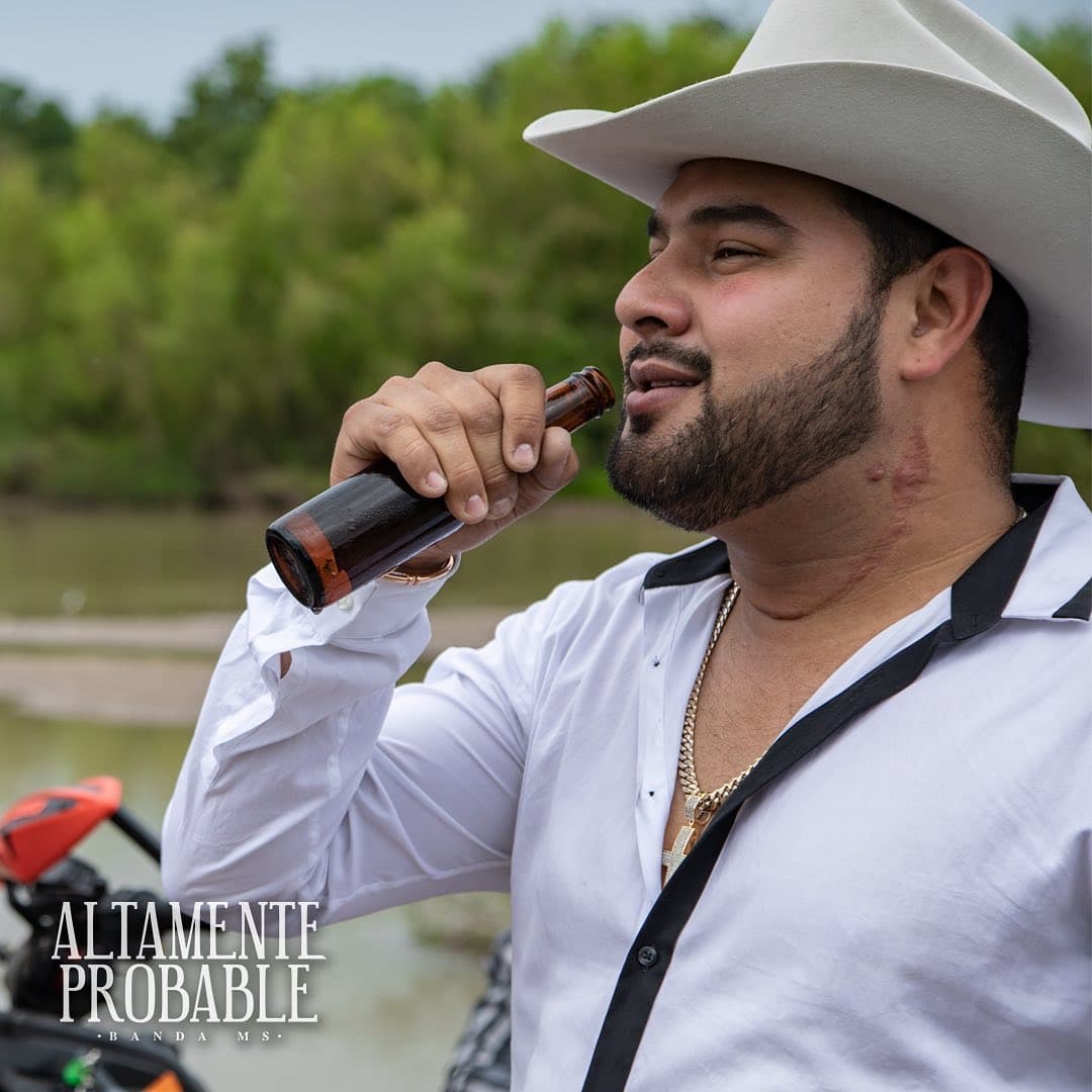 En las grabaciones, los integrantes de la agrupación disfrutaron de cervezas, carnita asada, montadas de caballos y suertes en motos.