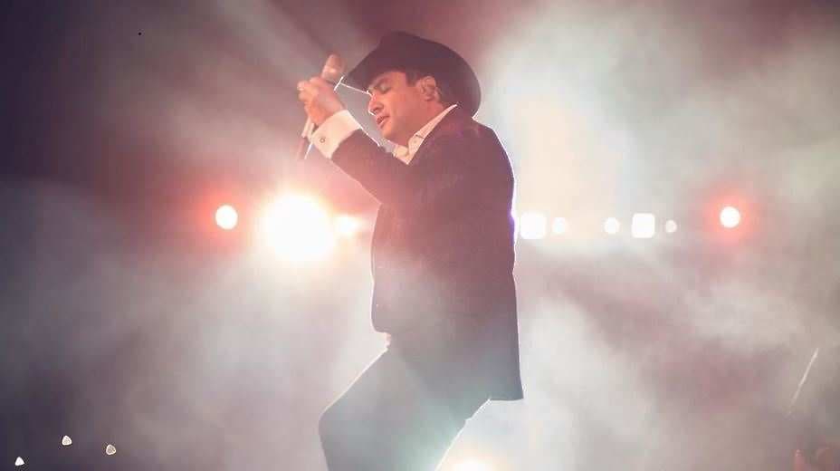 Julión Álvarez consiente a fan y la sube al escenario para cantarle