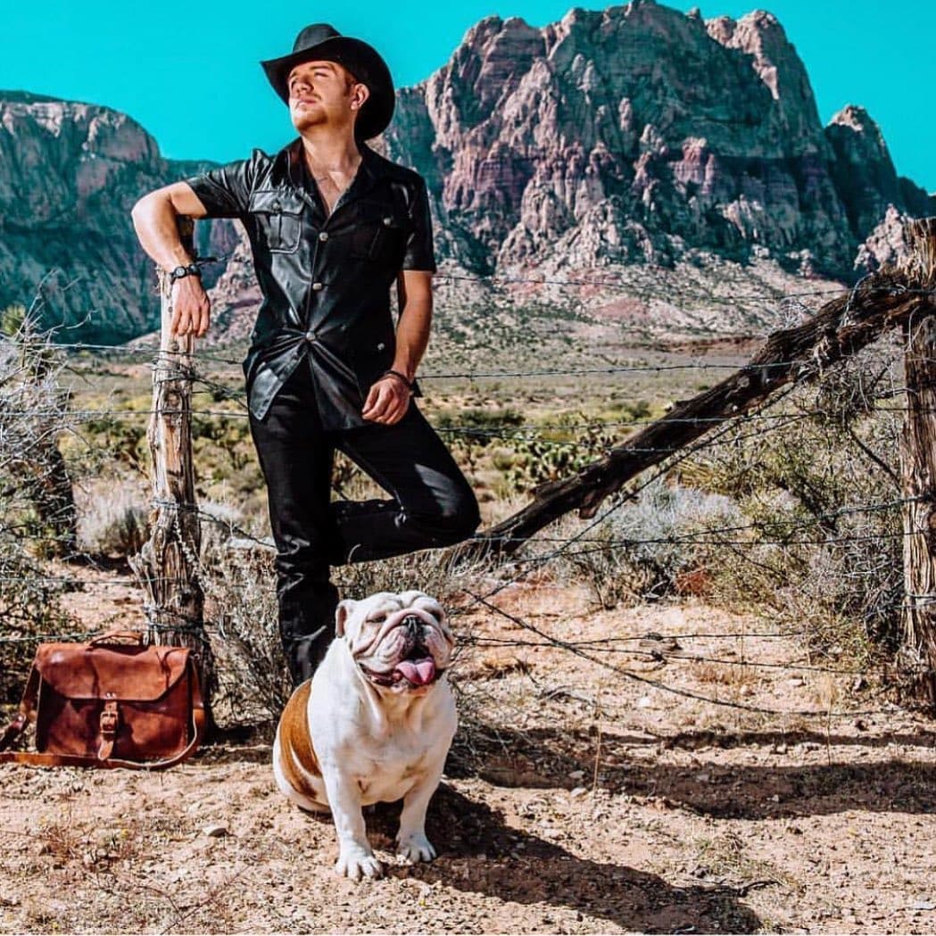 El Dasa. El cantante tiene un especial cariño por su bulldog inglés, a quien le creó su perfil en redes sociales llamado: Benito El Perro López.