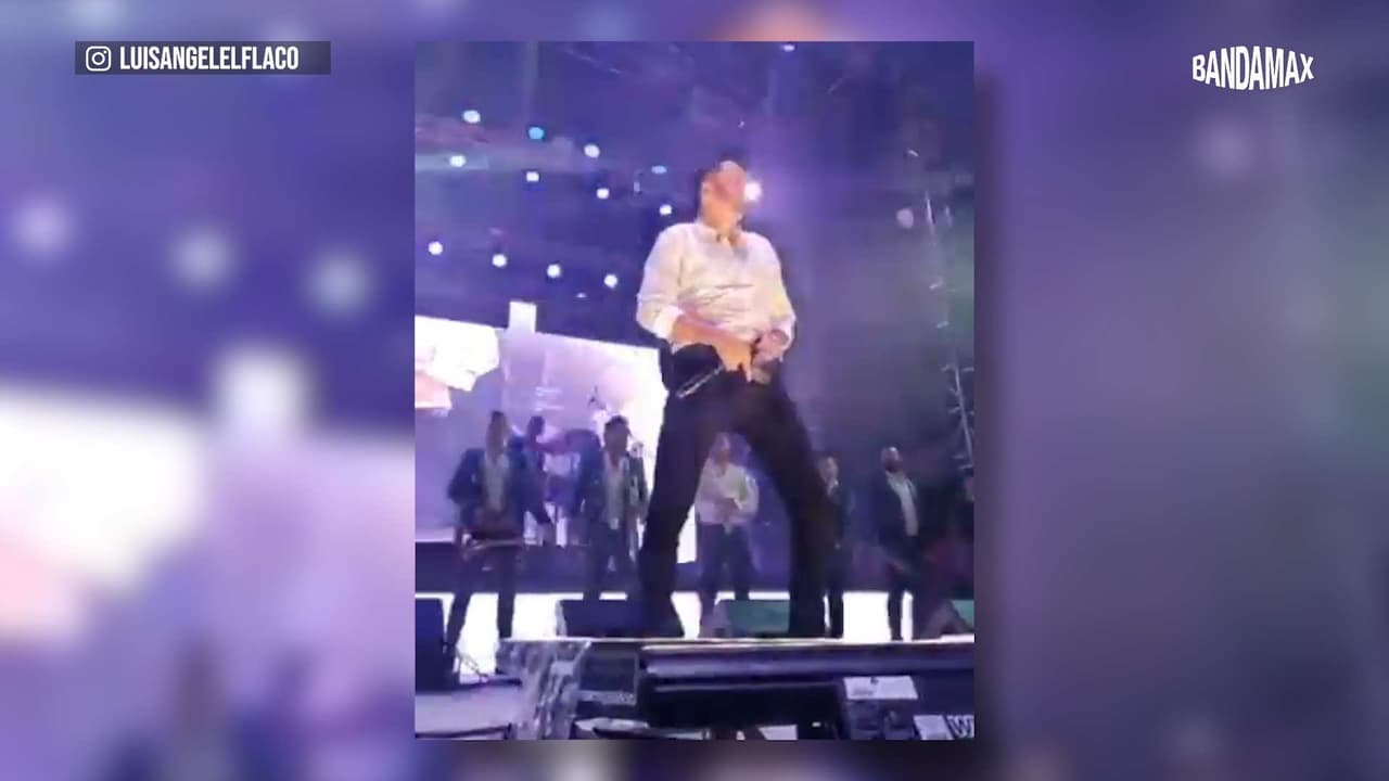 Luis Ángel 'El Flaco' se desnuda para sus fanáticas en concierto