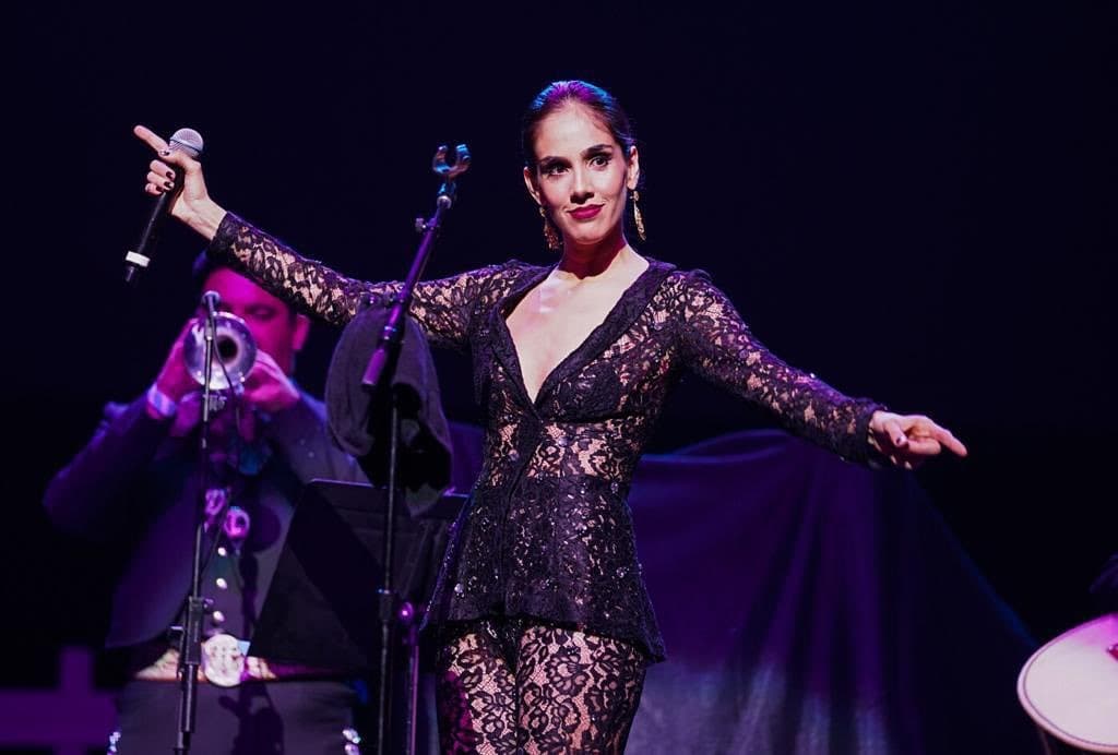 Recientemente, Sandra Echeverría se presentó junto a Bronco en el Microsoft Theater de Los Ángeles, donde acompañó a Lupe Esparza en un dueto en el tema "Adoro".