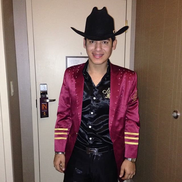 El primer concierto masivo de Ariel Camacho fue en el Palenque de Hermosillo, Sonora, donde se presentó junto a Gerardo Ortiz.