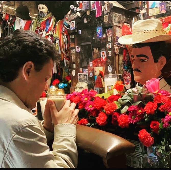 Pedro Fernández prendió una veladora en el altar de Jesús Malverde.