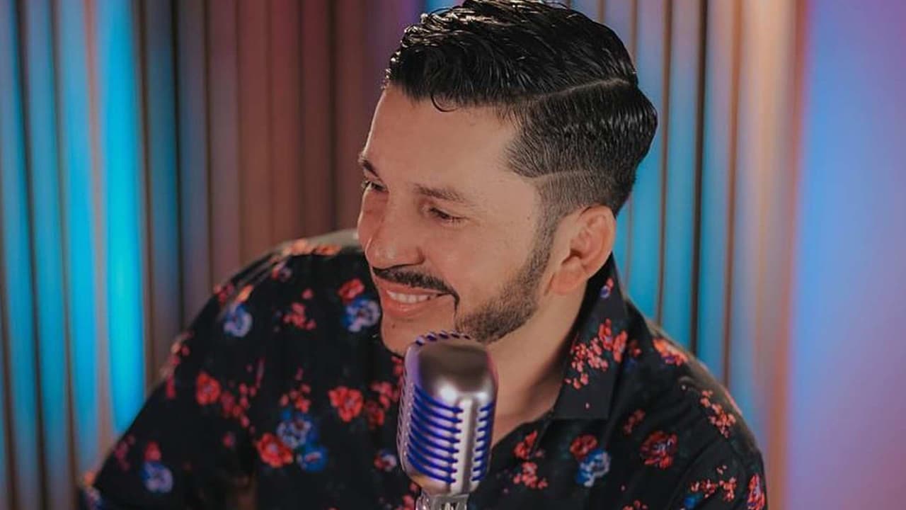 'El Flaco' disfruta bohemia con famosos colegas cantantes