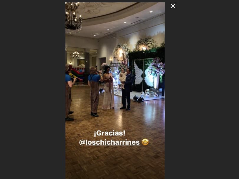 Tras la ceremonia, los invitados se trasladaron a la recepción, donde hubo un show de payasos para los más pequeños. Durante este espectáculo, la guatemalteca participó en las dinámicas y también recibió el aplauso de los invitados al aparecer junto a su hija y Edwin Luna.