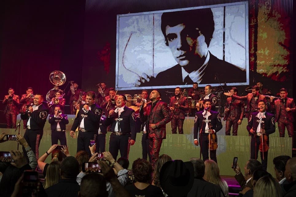 Además, en la velada recordaron a José José, quien falleció ese día, al tocar en conjunto el tema "Lo Pasado, Pasado".