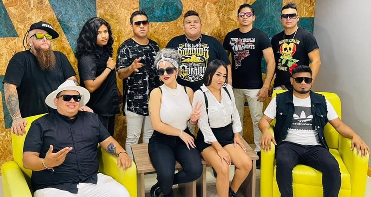 Los Kombolokos presumen su talento en la parrilla y preparan una agujas norteñas