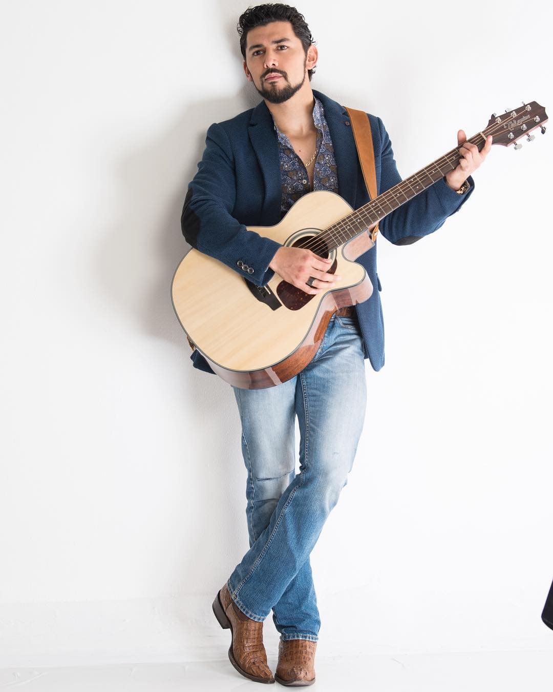 En el ámbito musical, ha lanzado producciones como "La Chica de mis Sueños", en 2004, de donde se desprende su sencillo "Doce Rosas". En 2015 editó "A Lo Que Vengo, Vengo".