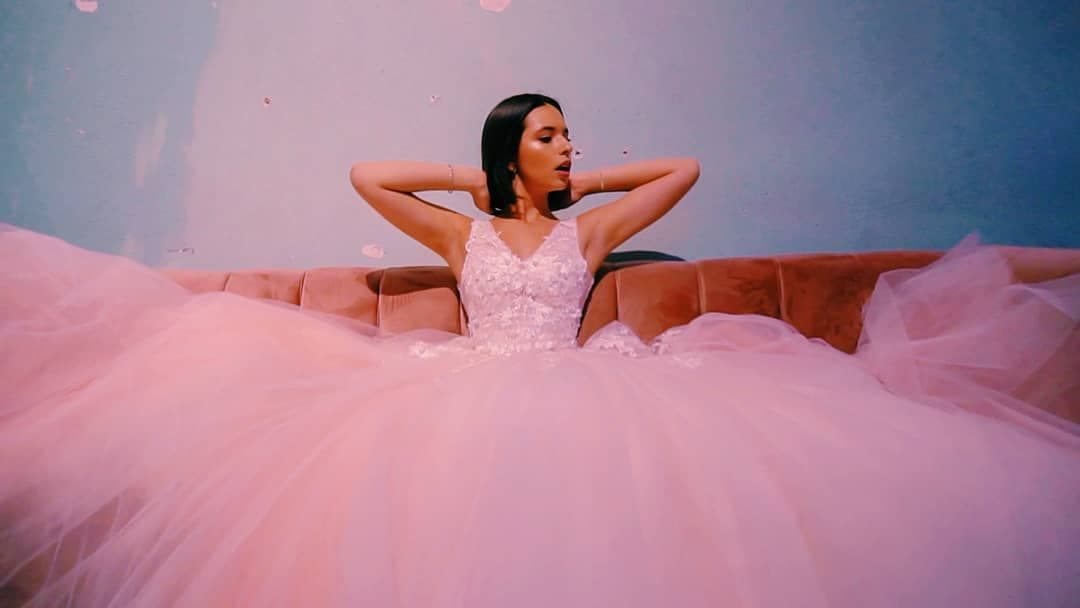 Pepe Aguilar echó la casa por la ventana al celebrar las 15 primaveras de Ángela, quien portó varios diseños para tal ocasión.