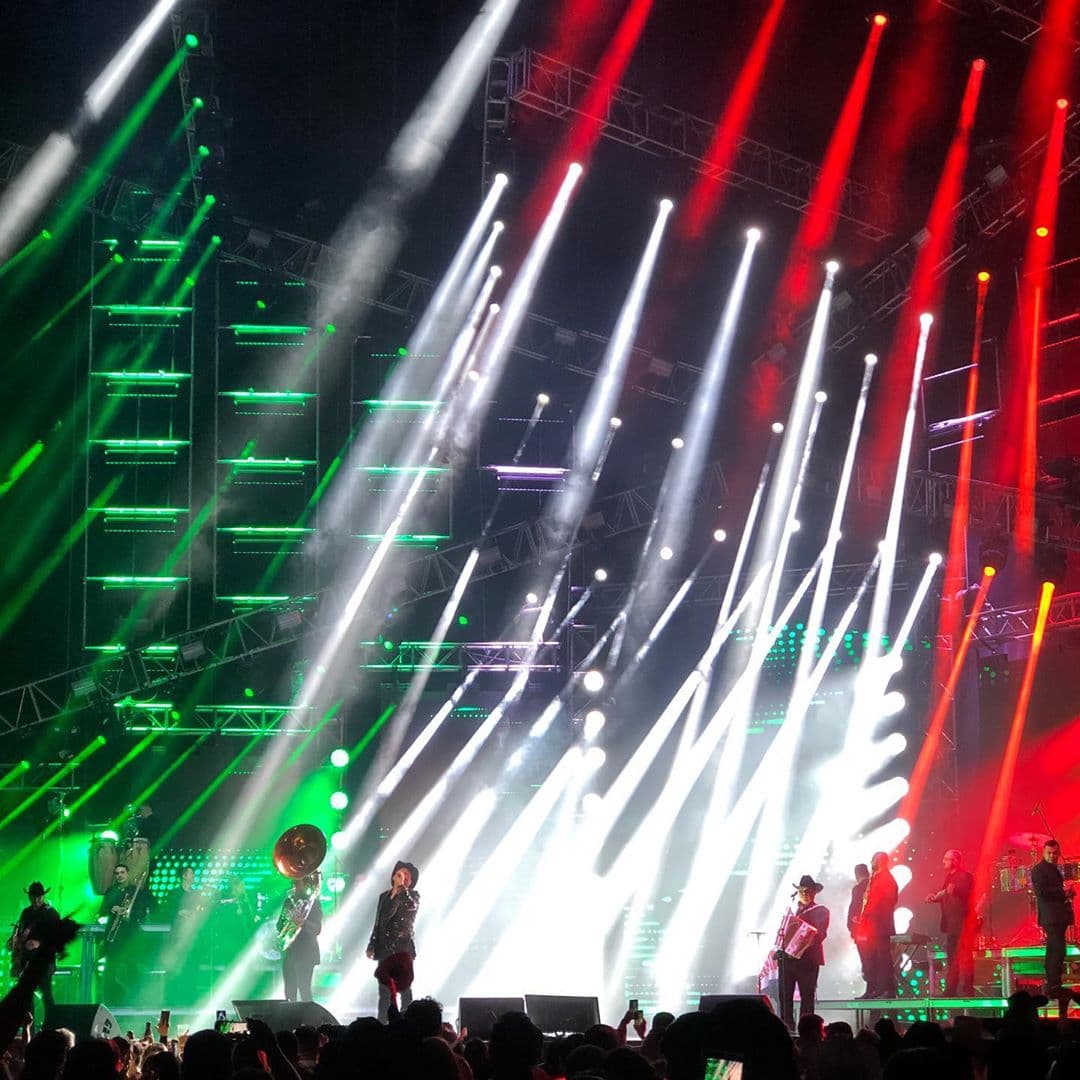 Julión Álvarez consintió a sus miles de seguidores que acudieron a su concierto en la Arena Ciudad de México.
