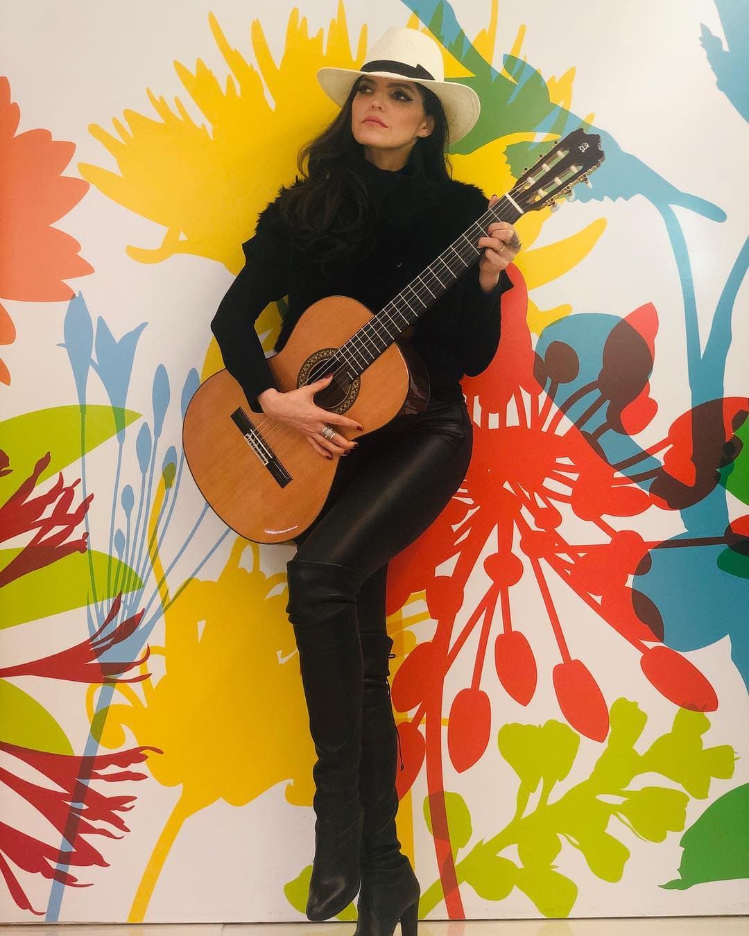 Y, claro, "La Reina Grupera" agrega sombreros a la mayoría de sus 'outfits', pues son uno de sus accesorios favoritos.