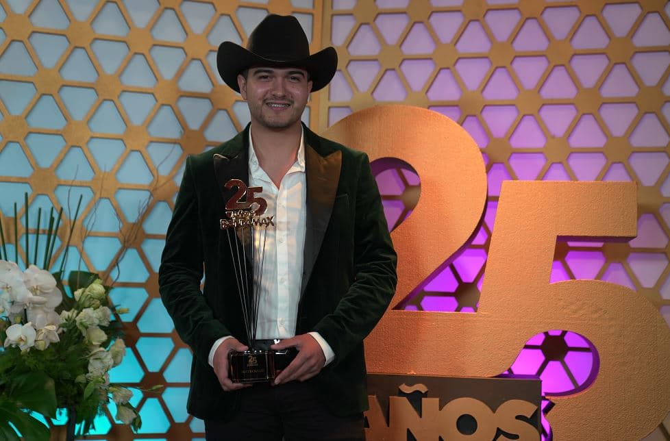 Ulices Chaidez portó con orgullo la presea dada por la señal de Bandamax.