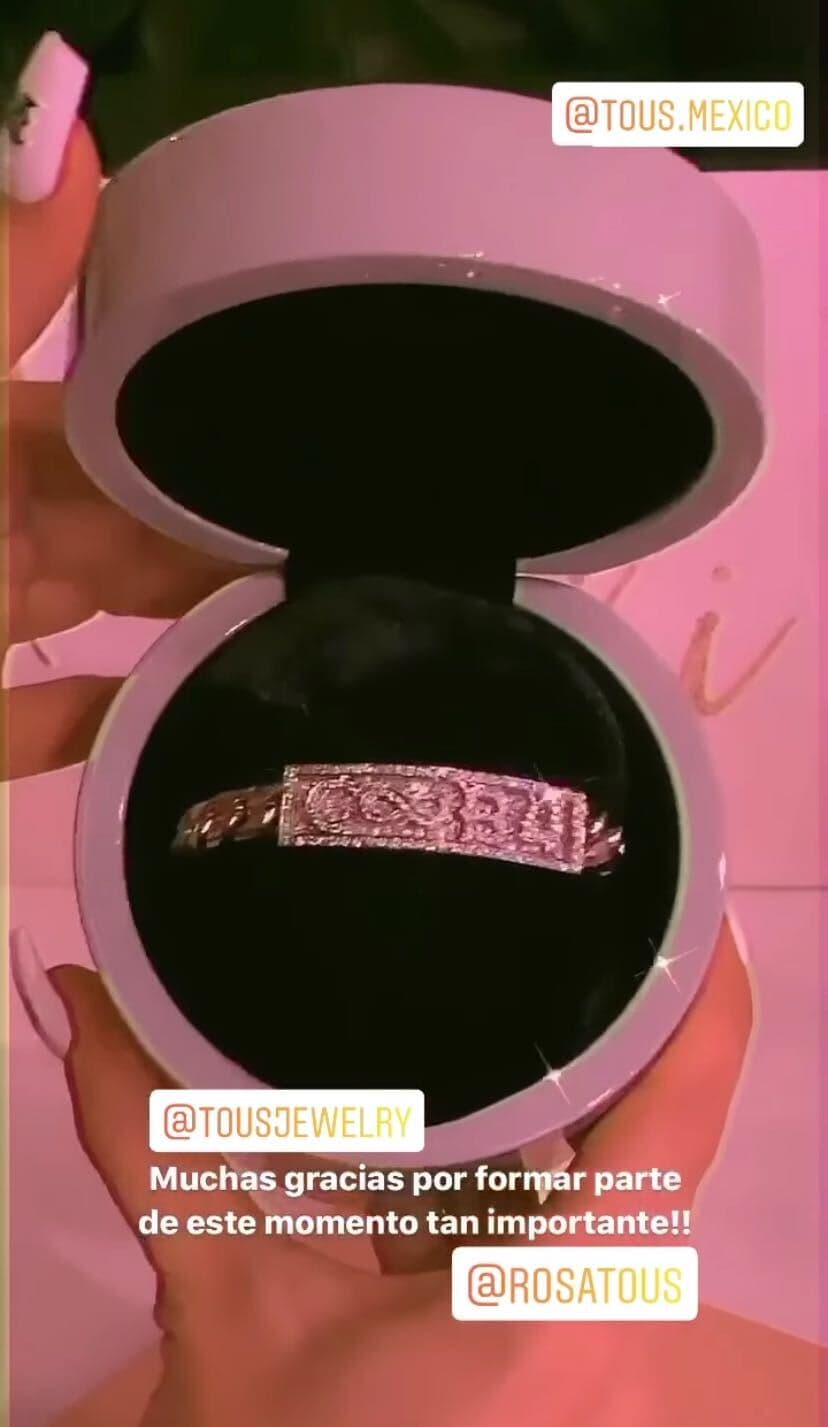 Por último, lo que más sorprendió a todos los seguidores fue cuando Belinda regaló una costosa esclava a Nodal.
