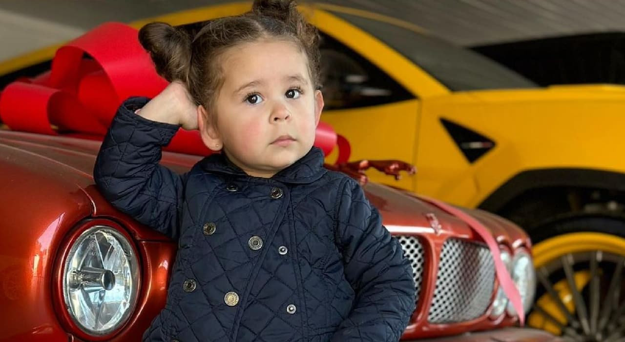 Dalett, la hija más pequeña de Larry Hernández, canta junto a su papá 'Las 745'