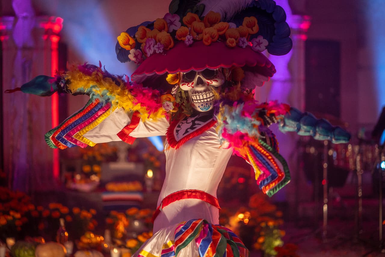 "Van a ver muchas cosas. Van a ver loque ustedes han visto, "La Llorona", de una forma completamente diferente y distinta a lo que me ven. Voy a cantar canciones que nunca antes me han visto hacer y voy a cantar una canción que sí me han visto cantar, pero de una formas muy diferente, inculcando las tradiciones mexicanas que podemos meter hacía un vestuario, una escenografía, la verdad está impresionante y les va a encantar", dijo Ángela Aguilar.