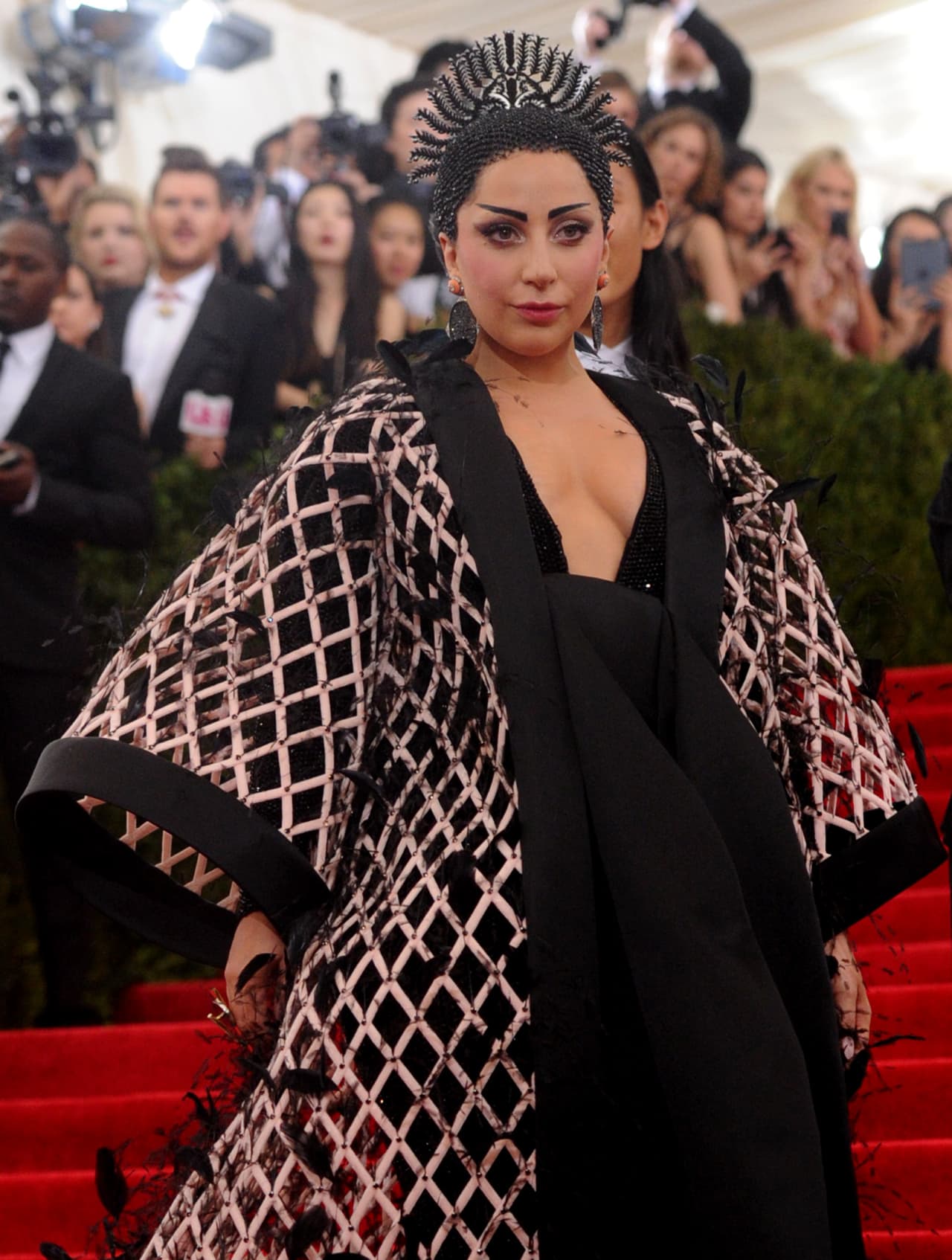 La MET Gala del 2015 tuvo una temática de "China a través del espejo". Para la ceremonia, Gaga fue vestida por la marca Balenciaga.