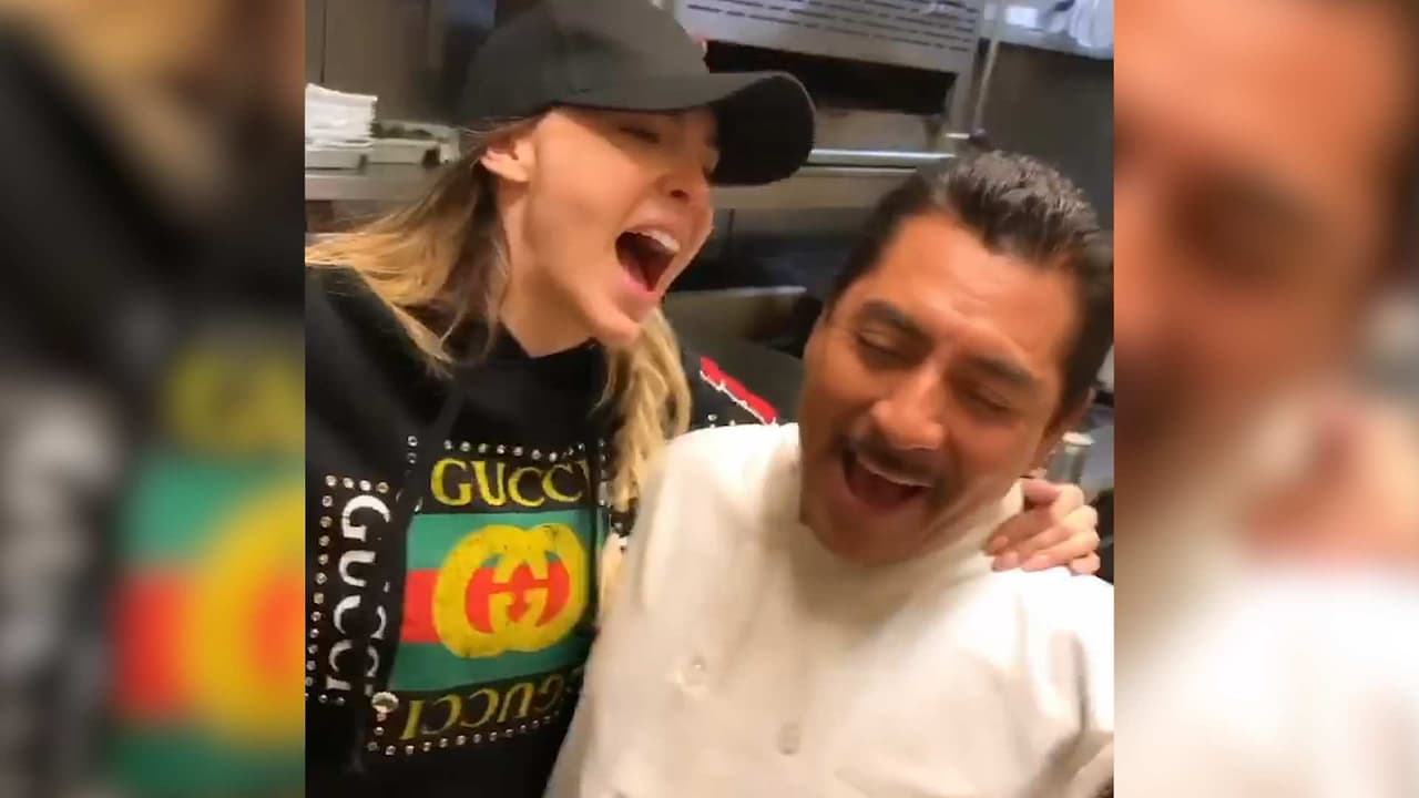Belinda sorprende con ‘Cielito Lindo’ a cocineros mexicanos en restaurante de Los Ángeles