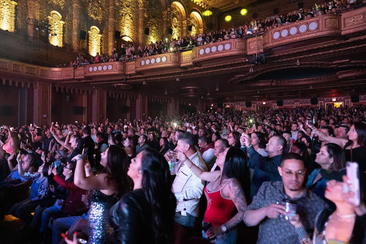 Los fans del intérprete corearon temas como "No Te Contaron Mal", "Adiós Amor" y "Nada Nuevo".