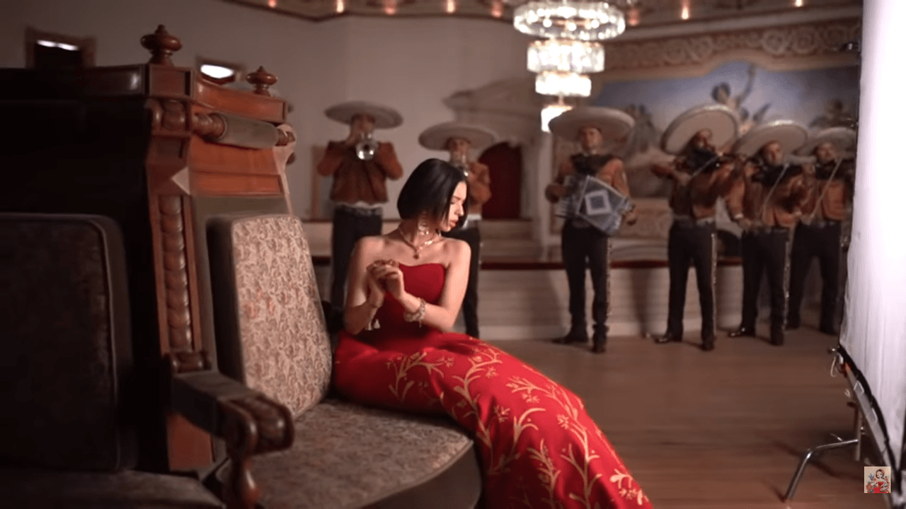 Seis cambios de vestuario son los que presumirá Ángela Aguilar para el video del tema "No Me Queda Más", sencillo que se desprenderá de su disco homenaje a Selena.