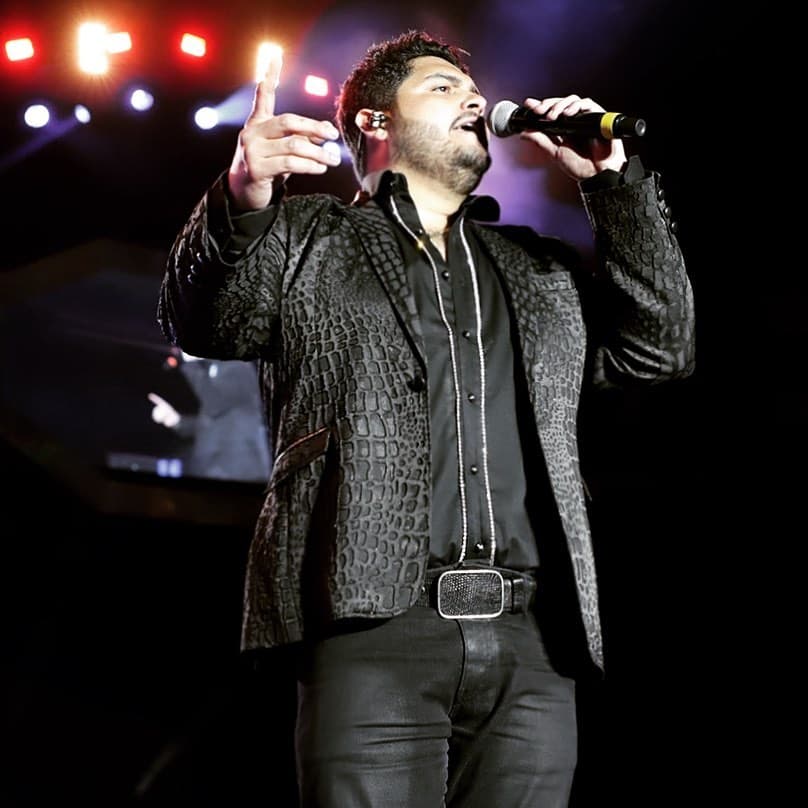 Isaac Salas. Segunda voz de La Adictiva. El género musical favorito de Isaac es el rock, pero luego de varios palomazos y de participar en un concurso en Mazatlán le dio la oportunidad a la banda. Pertenece desde hace ocho años a la formación.