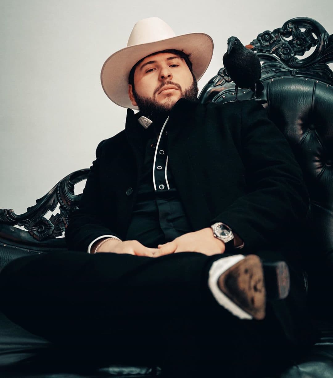 El Fantasma deleitará a sus seguidores con sus corridos en un concierto por Facebook e Instagram.