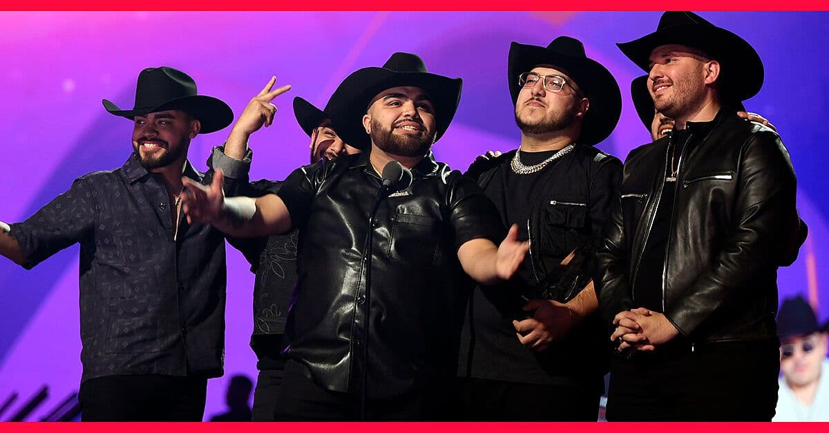 Grupo Frontera, entre lágrimas, recibe su primer premio por 'No se va'