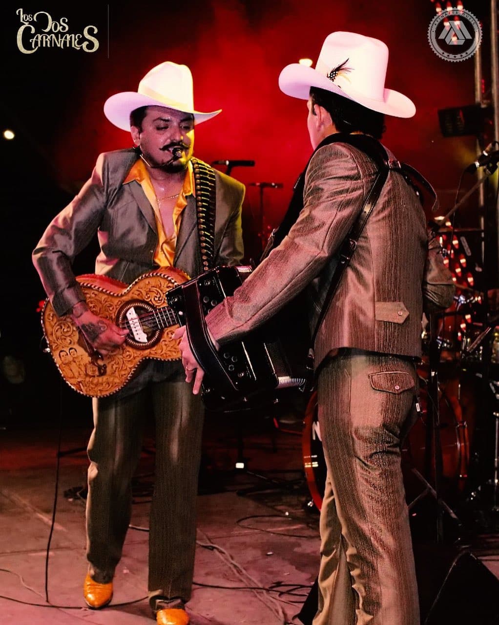"Viene un disco nuevo con El Fantasma, con 10 corridos inéditos a dueto. Bien agradecidos con el apoyo de la gente y de mi compa Fanta que nos ha aceptado en sus shows", señaló Poncho Quezada.
