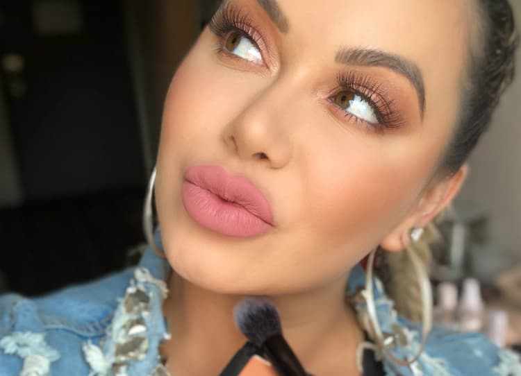 Chiquis Rivera promueve artículos de belleza
