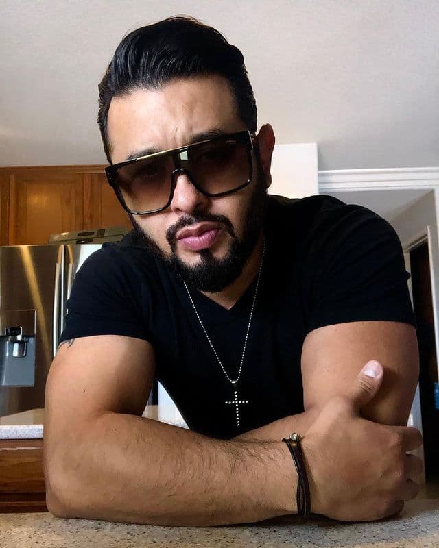 Jerry Demara. El 30 de noviembre se dio a conocer el deceso del cantautor, famoso por haber participado en "La Voz México" y por haber trabajar con artistas como Gerardo Ortiz y La Arrolladora Banda Limón. Días antes de su muerte, Demara dio a conocer que se encontraba hospitalizado debido a las complicaciones que sufrió después de inyectarse vitaminas en el glúteo.