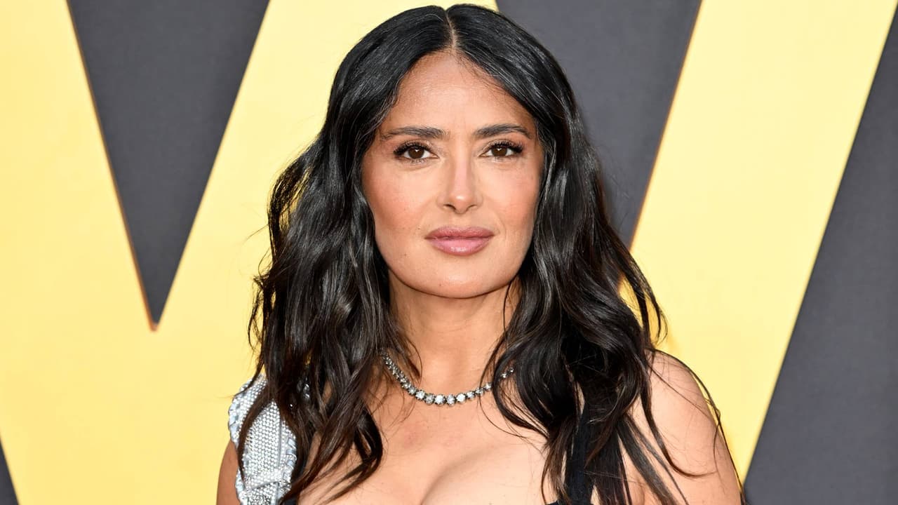 Salma Hayek roba suspiros al posar en bikini a sus 58 años