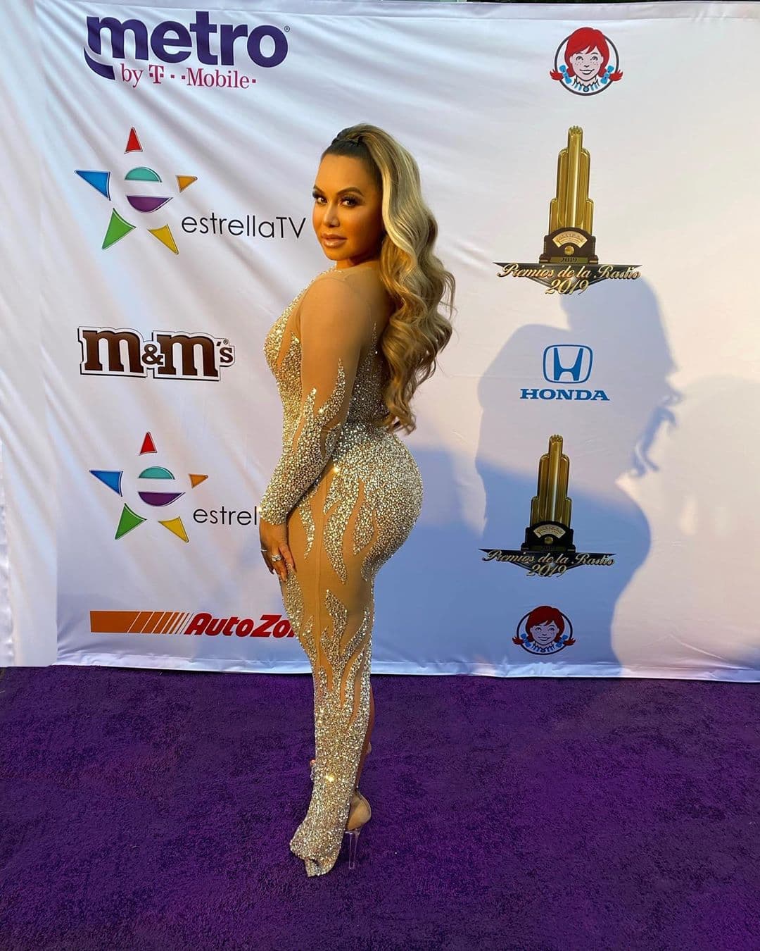 Al término de los Premios de la Radio se envolvió en una polémica por hacerse de palabras con Frida Sofía, la hija de Alejandra Guzmán, debido a una confusión con Lupe Esparza, líder de Bronco.