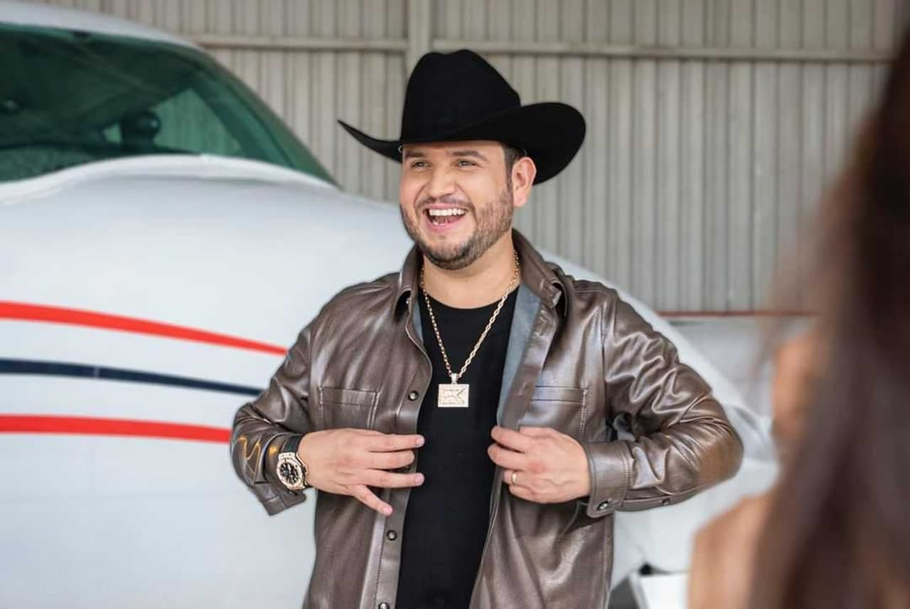 Eden Muñoz estren'el video musical de "Blas".