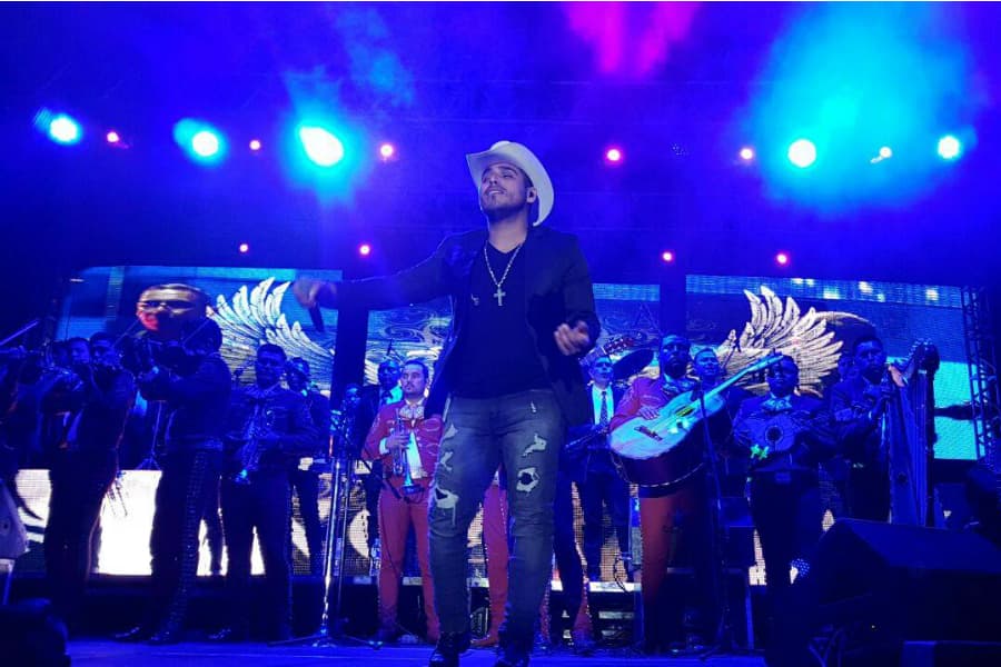Espinoza Paz conquista a Colombia y ya prepara su regreso