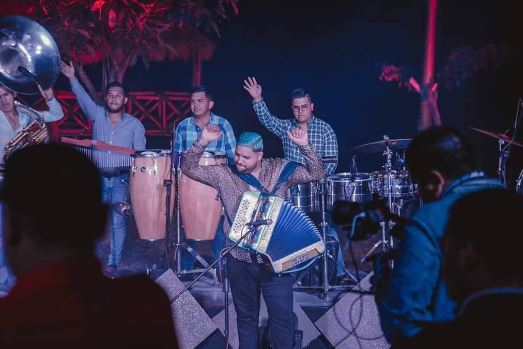 Posteriormente, vendría "Ni El Dinero Ni Nada", un clásico de “El Rey”, José Alfredo Jiménez, que se convirtió en punta de lanza del boom de la agrupación tijuanense.