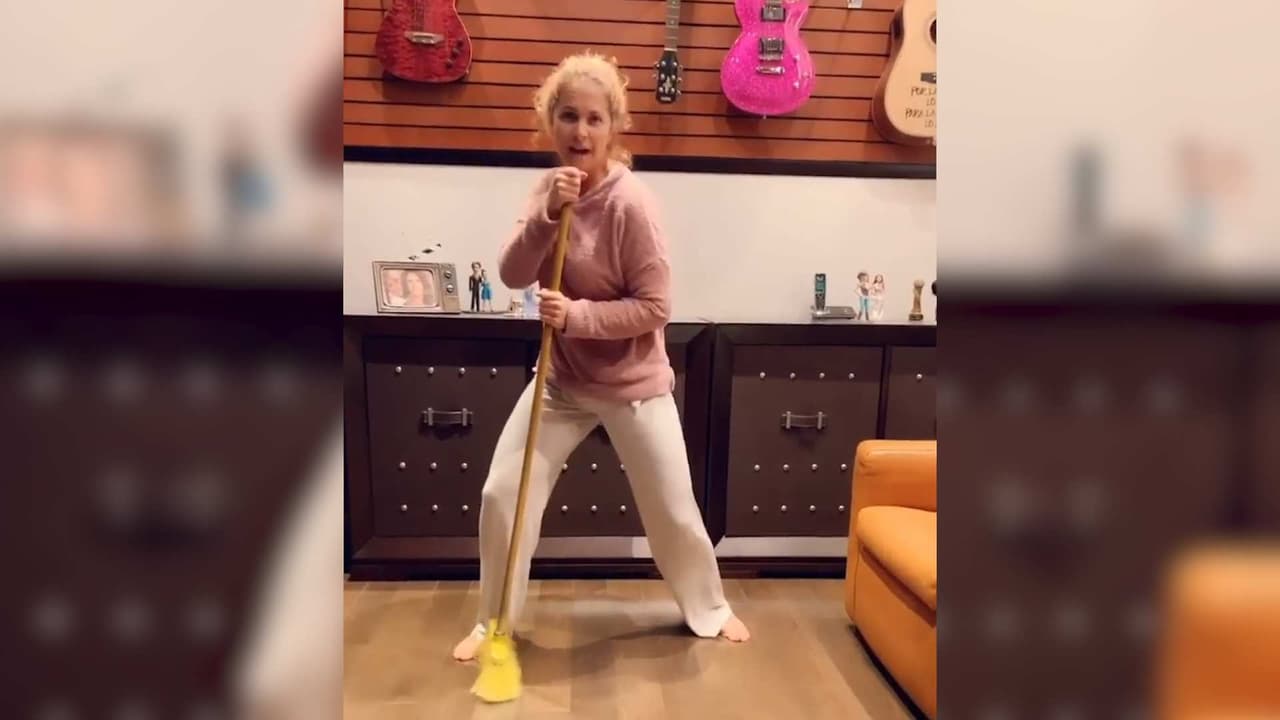Lucero enamora al bailar y cantar en pijama