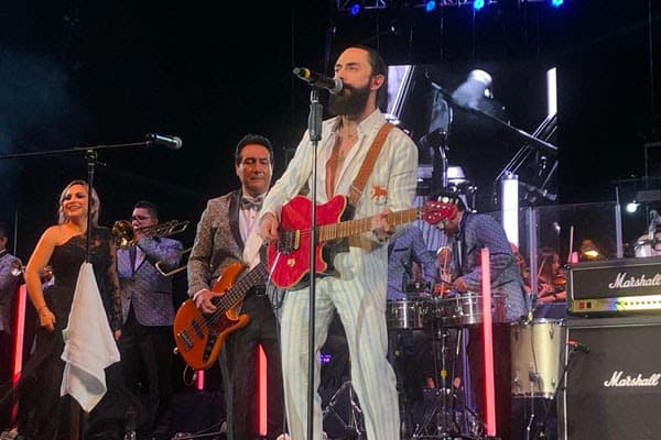 Jay de la Cueva tocó 17 Años junto a la banda de los hermanos Mejía Avante.