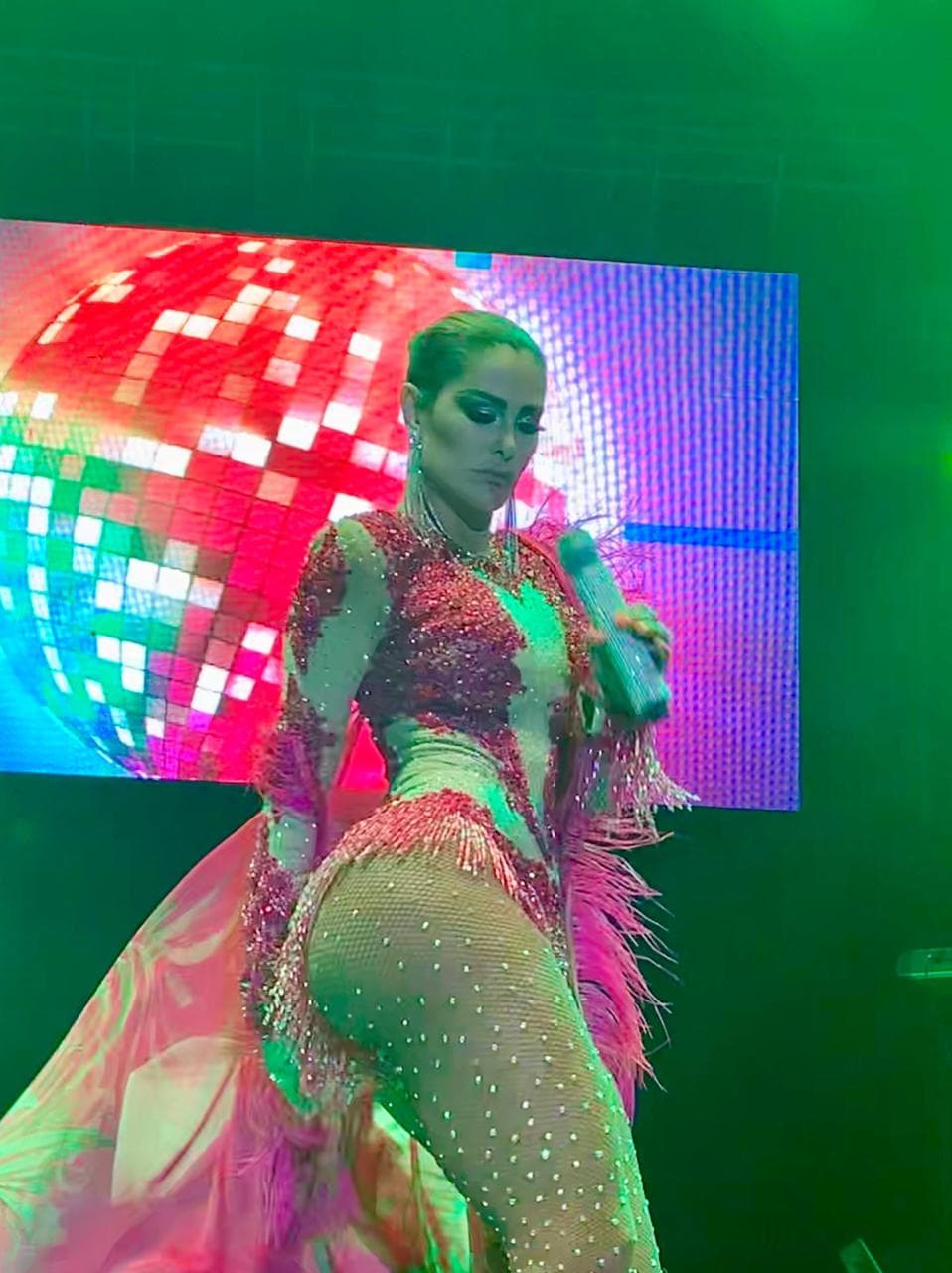 Por más de dos horas cautivó al público presente con su show con músicos en vivo, bailarinas y pirotécnica