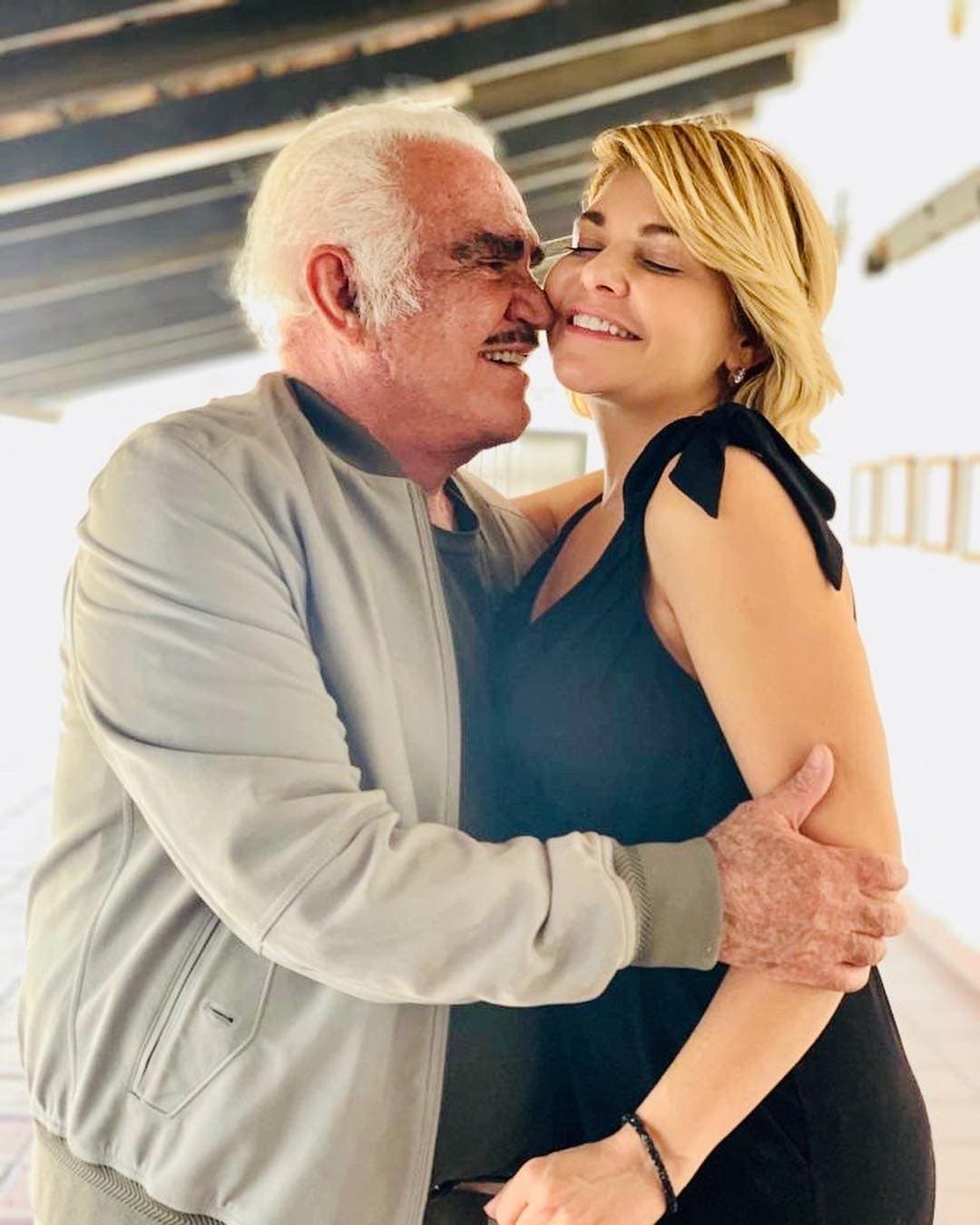 En las imágenes, el intérprete de "Hermoso Cariño" apapacha a la actriz, quien además, se le aprecia en un estudio de grabación.