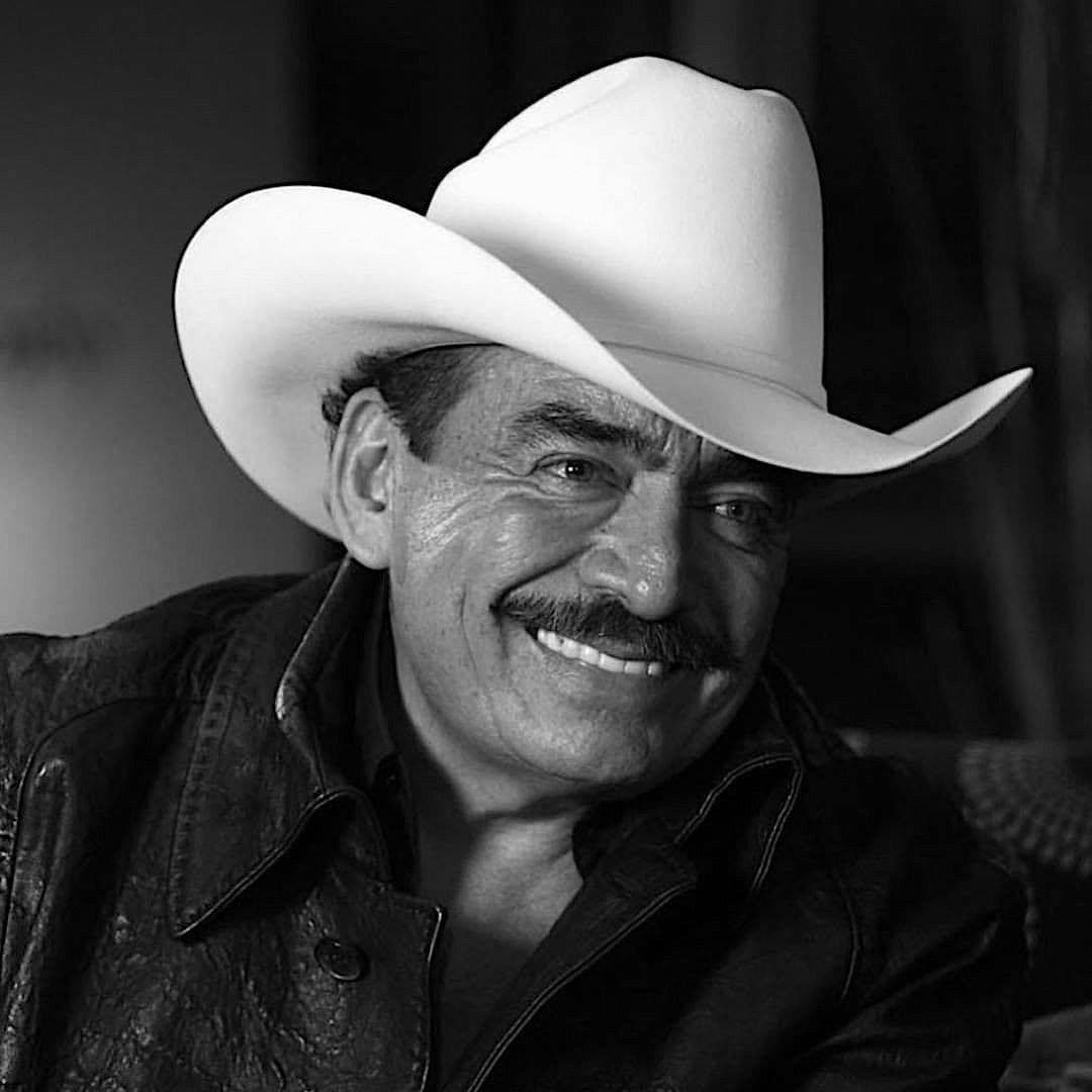 Joan Sebastian nació el 8 de abril de 1951, en Juliantla, Guerrero. Editó más de 30 discos y compuso himnos del regional mexicano como "Tatuajes", "Secreto De Amor" y "Un Idiota", entre muchos otros.