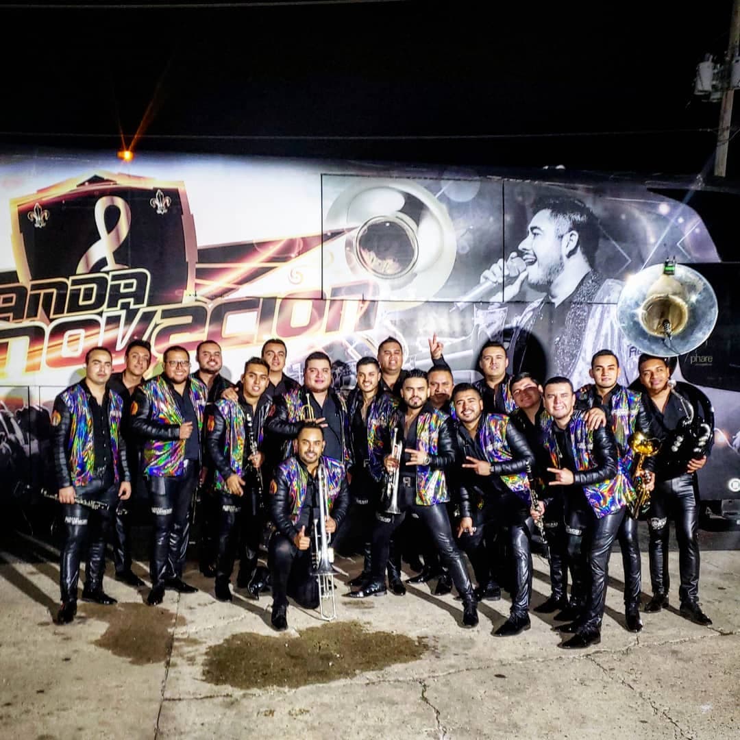 Miembros de Banda Renovación bailan en las alturas