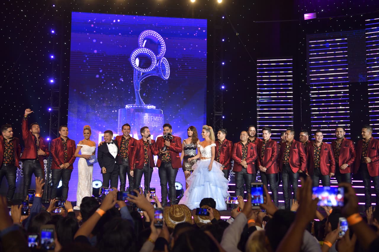 La Adictiva alzó el Premio Bandamax 2018 como Banda del Año.