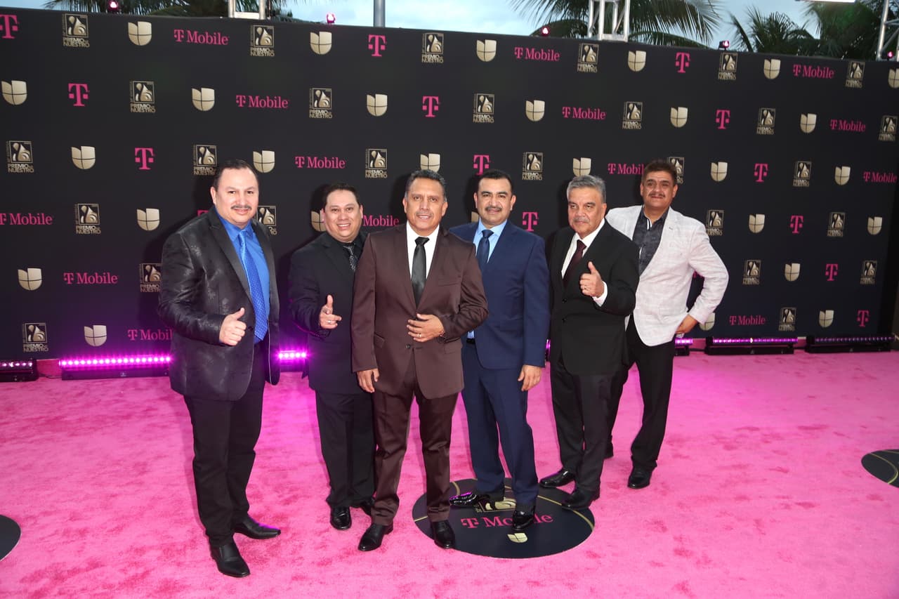 Conjunto Primavera también desfiló por la alfombra. Con ‘Cariño a medias’, la agrupación obtuvo cuatro nominaciones que incluyen Canción Norteña del Año y Canción del Año.