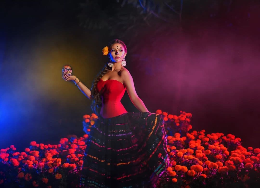 Ángela Aguilar volvió a demostrar porque es una tendencia en moda, pues una vez más sorprendió con su vestido de catrina.