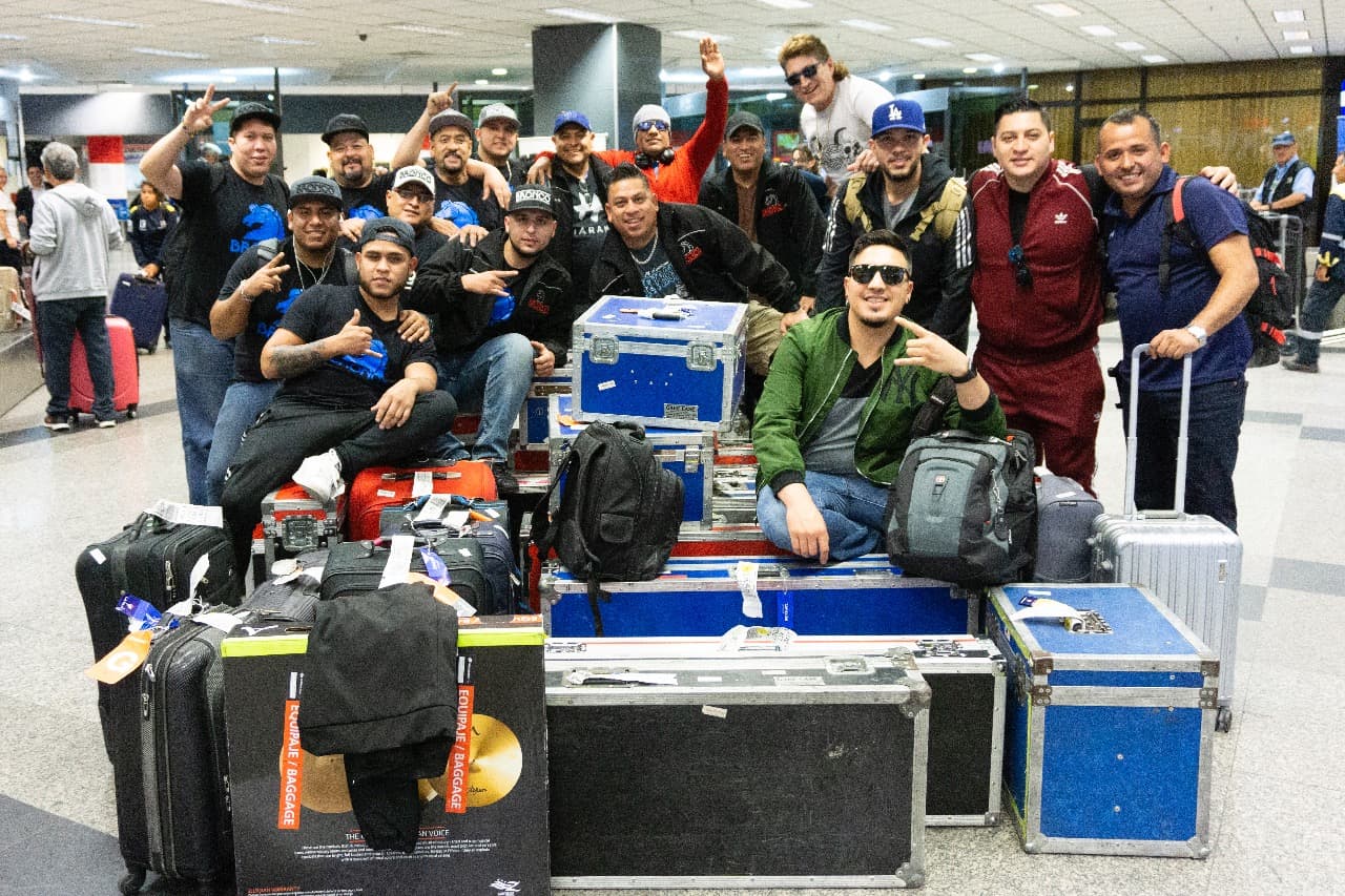 Fanáticos guaranís ya esperaban en el aeropuerto a Lupe, Ramiro, René, José y Javier.