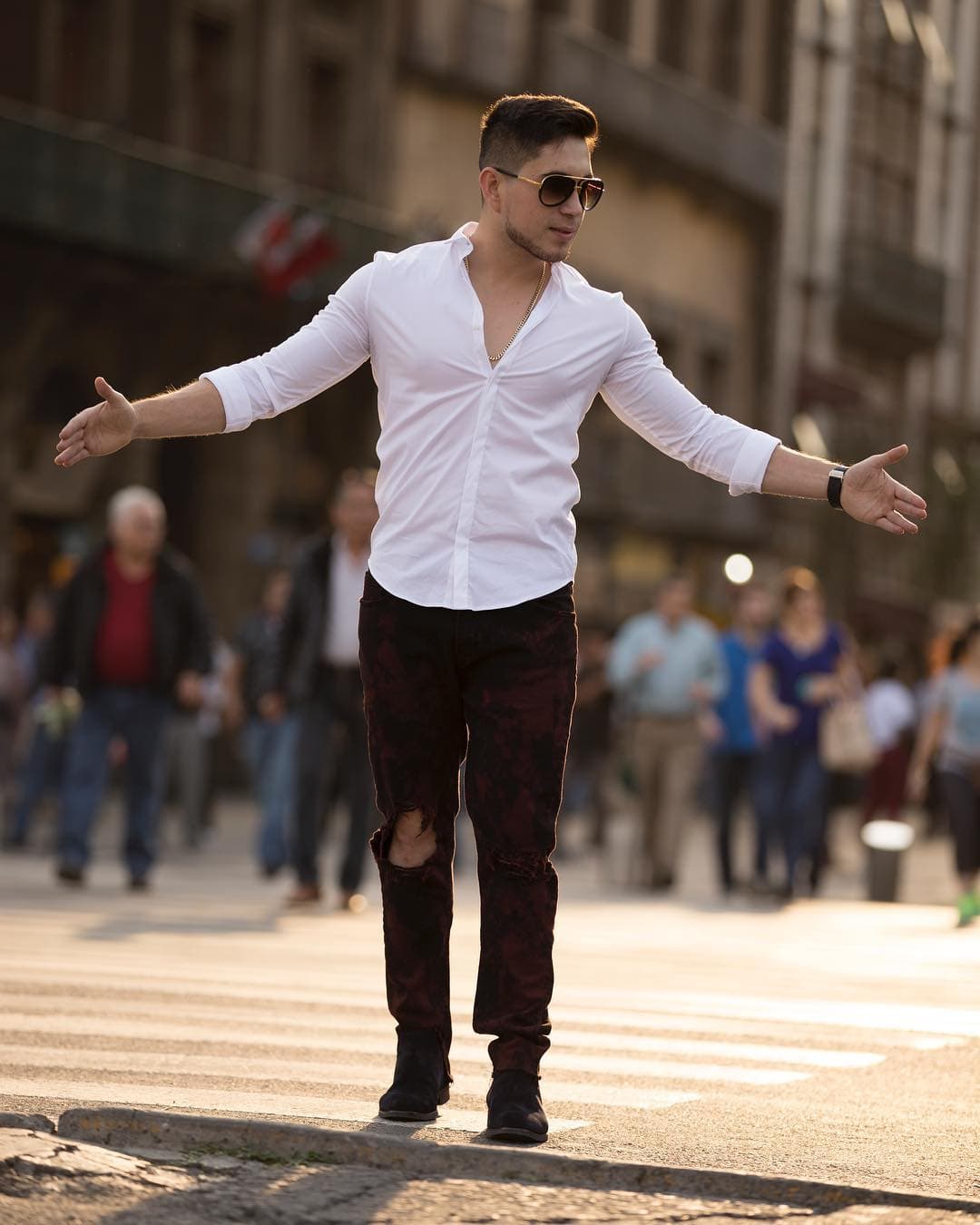 El Bebeto grabó el clip de la canción, compuesta por Espinoza Paz, en Cuatro Ciénagas, Coahuila.